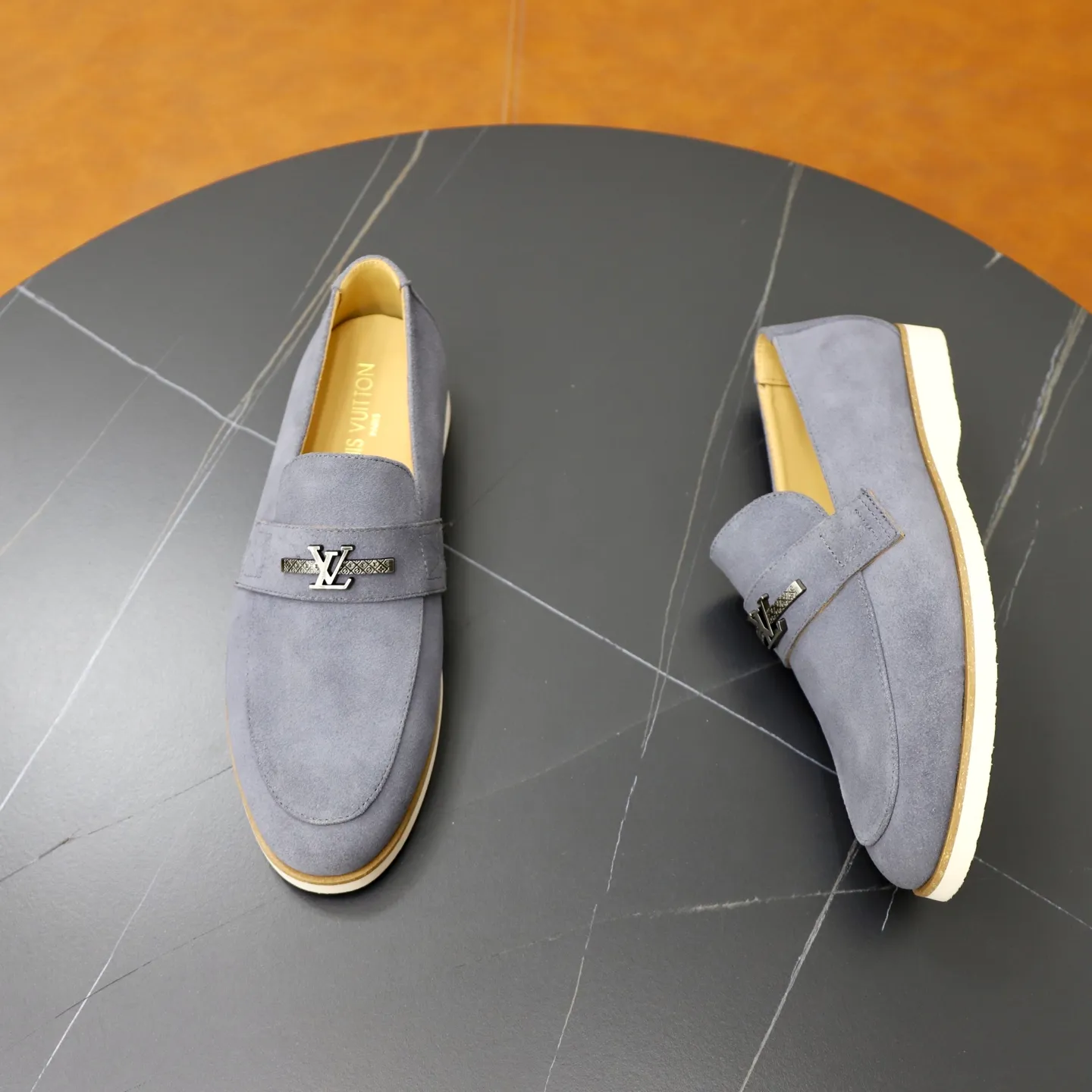 Ex-factory price: 442💰🙅‍♂️🙅‍♂️🙅‍♂️ Brand: LV Louis Vuitton Standard code: 38-44 (45 customized) Grade: Same as the official website Material: Original cow suede material stitching Comfortable and breathable cowhide lining Lightweight wear-resistant foam outsole Style category: Men's fashionable casual shoes Running sports shoes Distinguished luxury brand elements Top luxury color: actual picture color